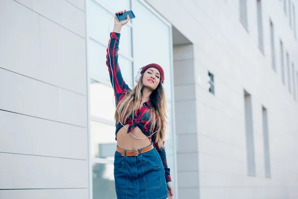 Vrouw luisteren muziek met hoofdtelefoon — Stockfoto