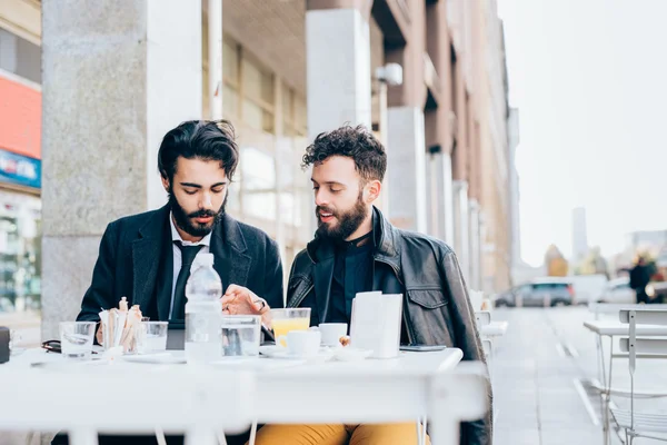 Affärsmän som sitter i en bar — Stockfoto