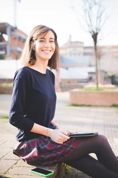 Giovane bella donna utilizzando un tablet — Foto Stock