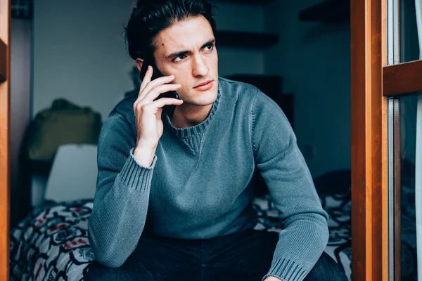 Adam oturma konuşan akıllı telefon — Stok fotoğraf