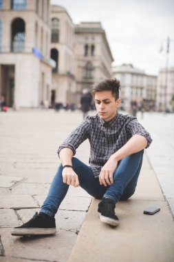 genç yakışıklı alternatif adam