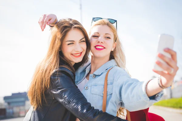 Chicas en la ciudad tomando selfie — Foto de Stock