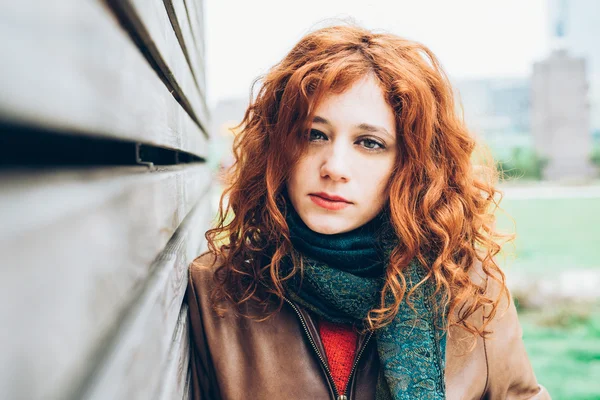 Roodharige vrouw in de camera kijken — Stockfoto