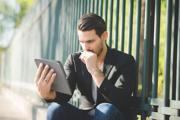 Hombre usando tableta conectada en línea —  Fotos de Stock