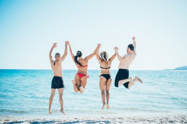 arkadaşlar atlama çok ırklı grup
