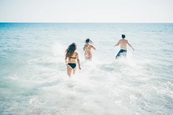 Friends having fun in the water splashing — Stock Photo, Image