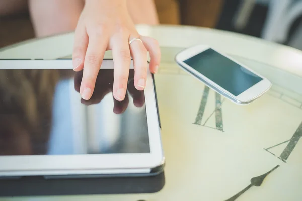 Menina usando tablet e smartphone — Fotografia de Stock