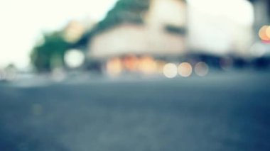 arabalar ve insanlar ile kalabalık metropol