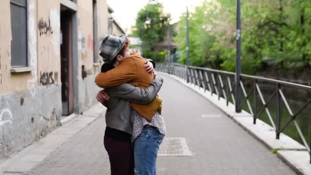 Homem e mulher reunidos na rua — Vídeo de Stock