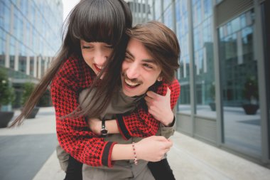 Sırtıma binmek güzel Çift