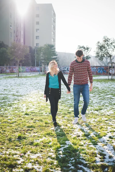 Pareja de jóvenes amantes — Foto de Stock