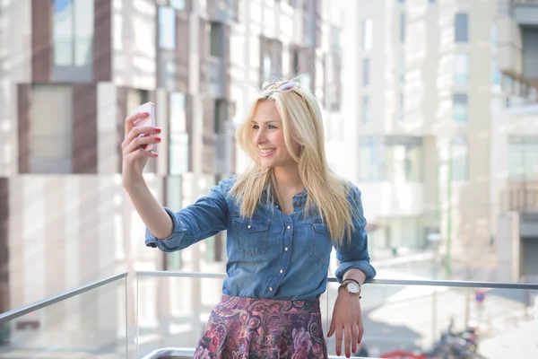 Chica rubia caucásica usando un teléfono inteligente — Foto de Stock