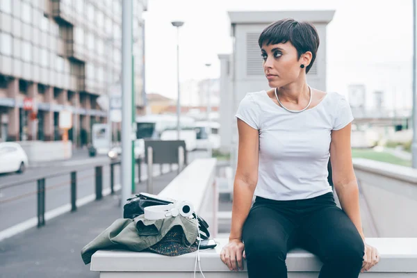 Mulher sentada em uma pequena parede — Fotografia de Stock