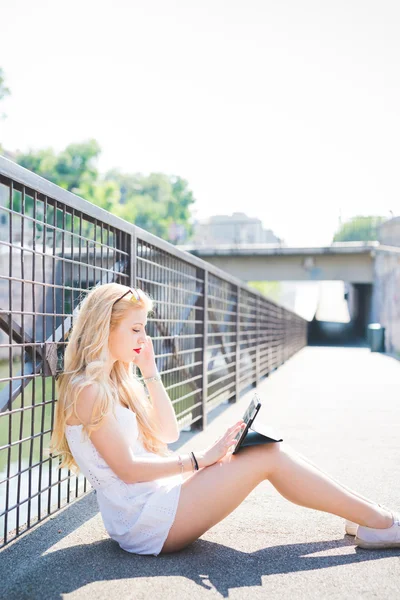 Vrouw praten over smartphone en het gebruik van Tablet PC — Stockfoto