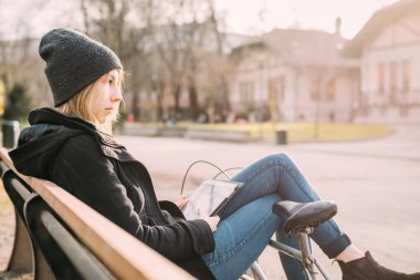 kadın tablet kullanarak bisikleti ile