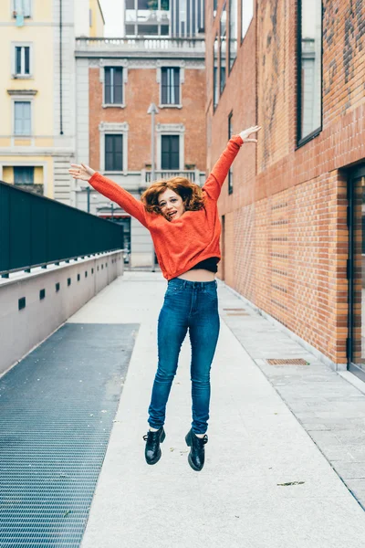 Redhead woman jumping outdoor — Stock Photo, Image
