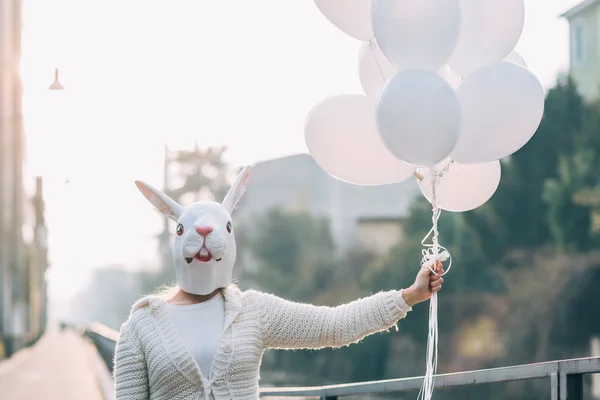 女性の身に着けているウサギのマスク — ストック写真