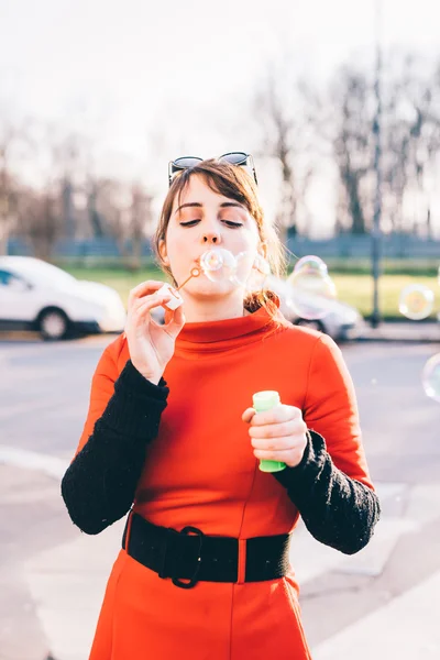 Femme hipster avec savon à bulles — Photo