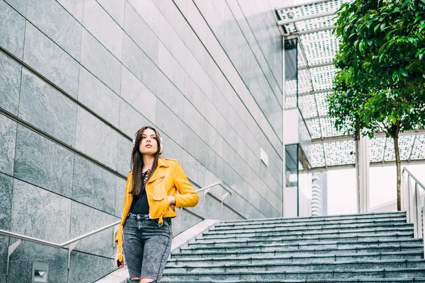 Frau geht die Treppe hinunter und hört Musik — Stockfoto