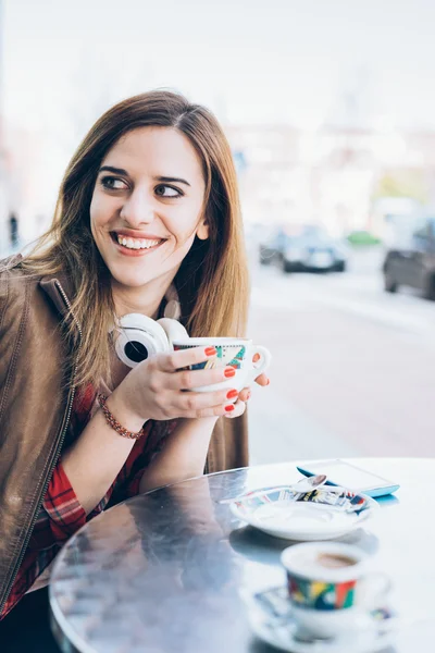 Elinde kahve tutan bir kadın. — Stok fotoğraf