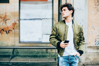 adam bir otobüs durağı yaslanmış