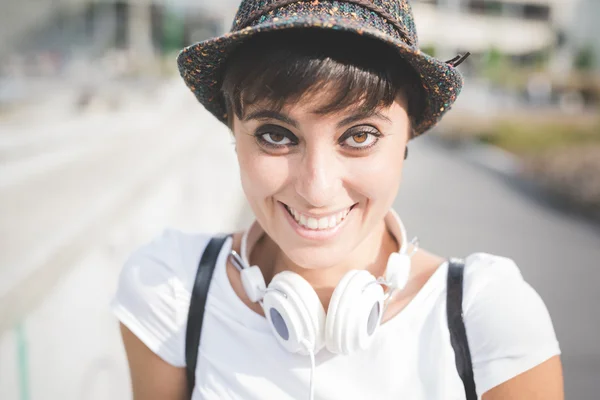 Vrouw met hoed, met koptelefoon — Stockfoto