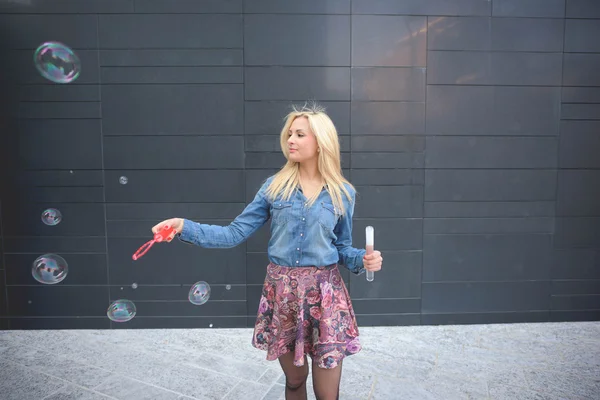 Ragazza bionda che gioca con la bolla di sapone — Foto Stock