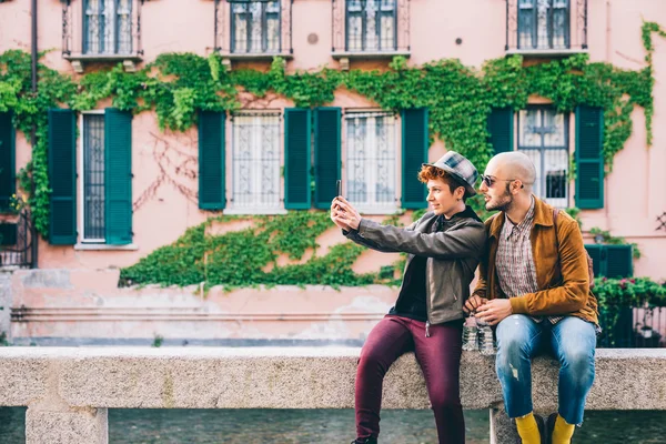 Vänner i staden tar selfie — Stockfoto