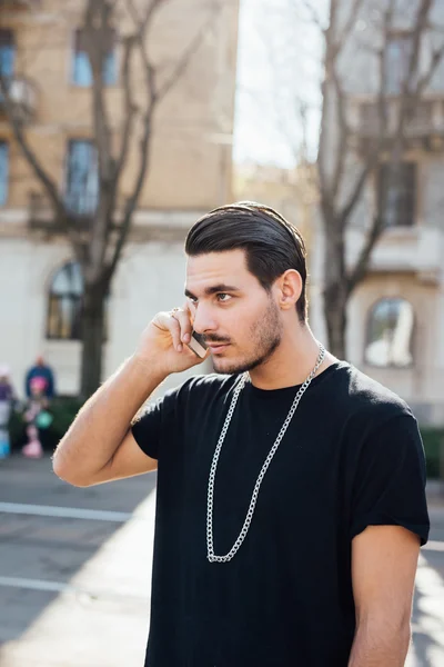 Chico italiano usando un teléfono inteligente —  Fotos de Stock