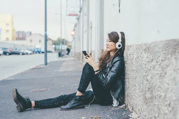 Kadın yerde müzik dinleme — Stok fotoğraf