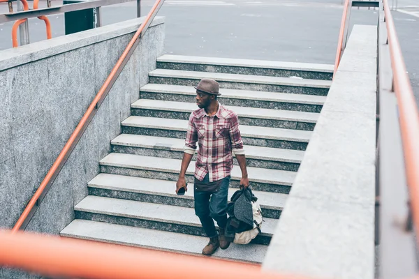 Afro schwarzer Mann geht die Treppe hinunter — Stockfoto