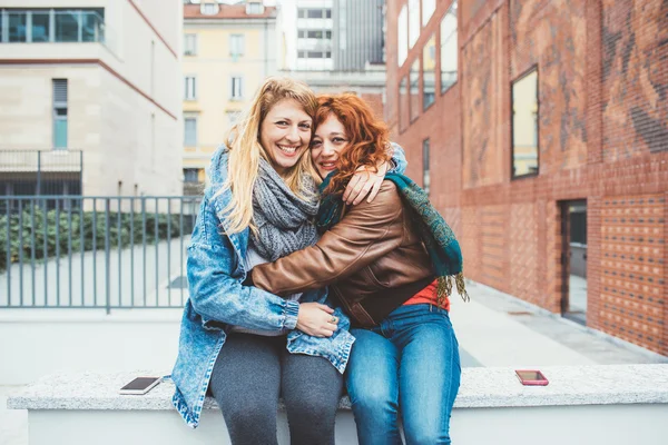 Mädchen in der Straße der Stadt umarmen — Stockfoto