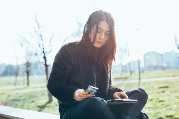 Vrouw die muziek luistert — Stockfoto