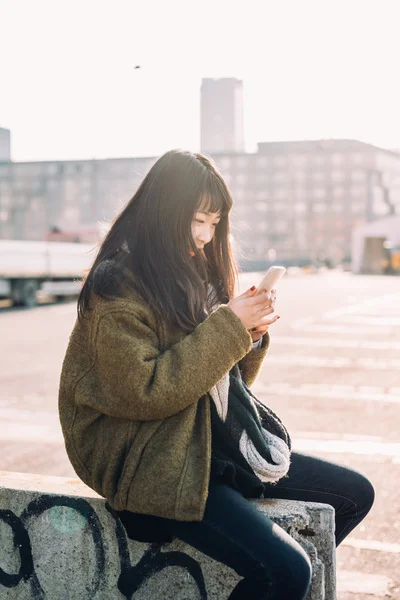 Asiatique femme en utilisant smartphone — Photo