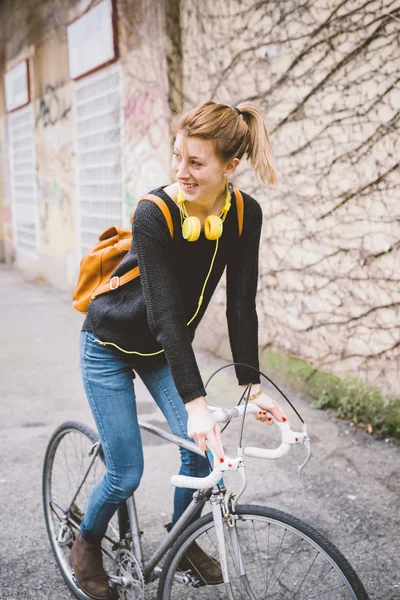 Kvinna rida en cykel — Stockfoto