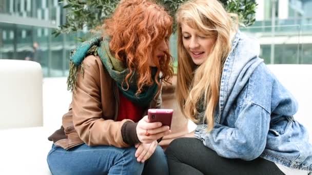 Women sitting outdoor chatting and laughing — Stock Video