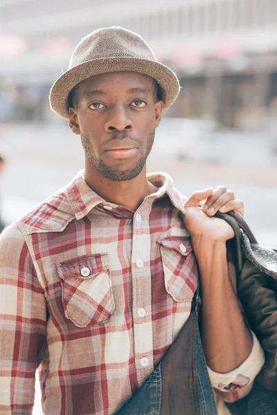 Afro černoch pohledu kamery — Stock fotografie