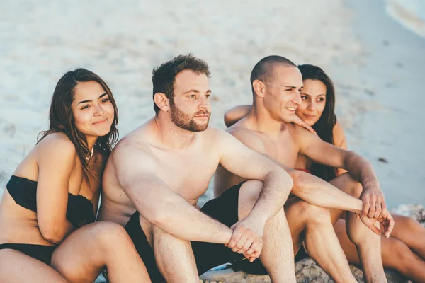 Amici multietnici prendere il sole sulla spiaggia — Foto Stock