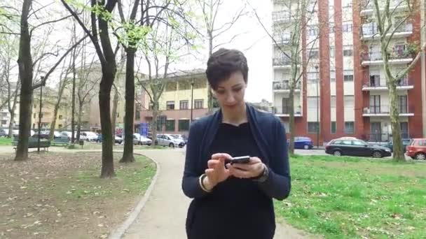 Kvinnan pratar smartphone — Stockvideo