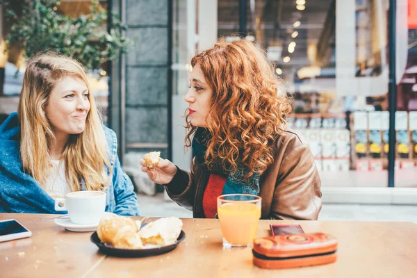 Kvinnor vänner äter frukost — Stockfoto