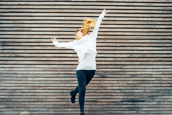 Kobieta blonde skoki w mieście — Zdjęcie stockowe