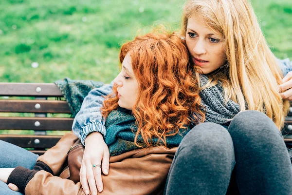 Freundinnen sitzen auf Bank — Stockfoto