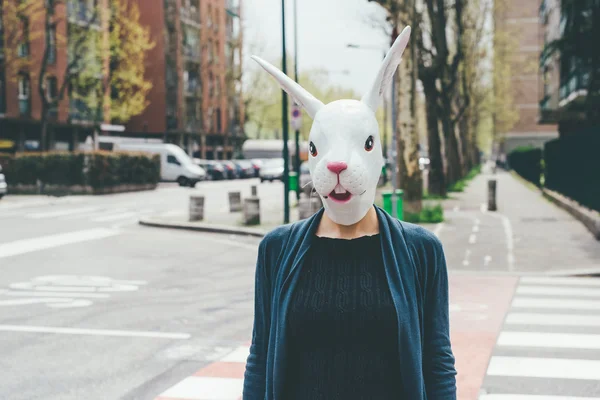 Mulher usando máscara de coelho — Fotografia de Stock