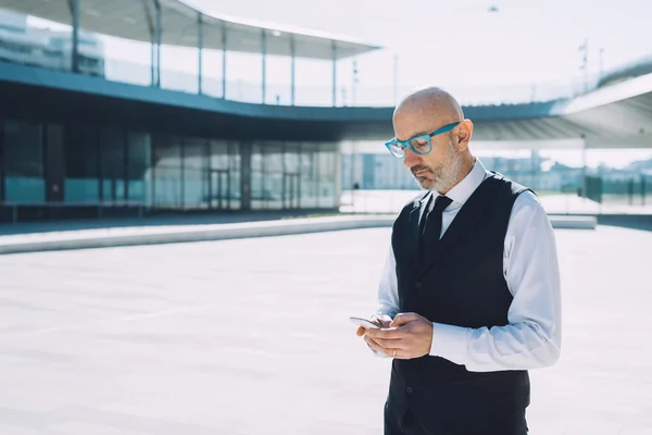 Uomo d'affari che utilizza lo smartphone — Foto Stock