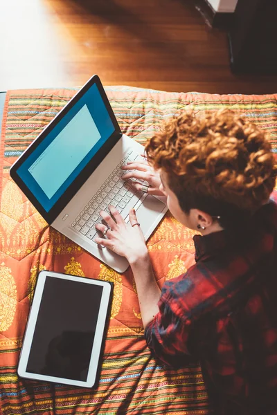 Esbian vrouw met behulp van computer en tablet — Stockfoto