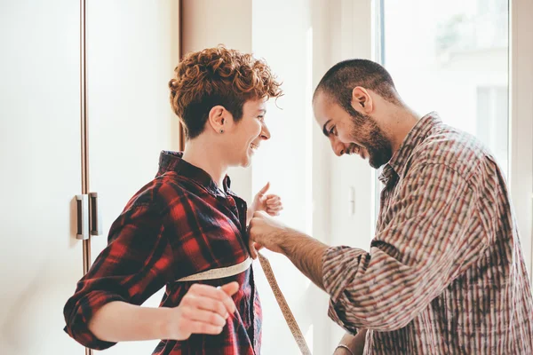 Designer arbeitet an Kleidungsstück an einem Modell — Stockfoto