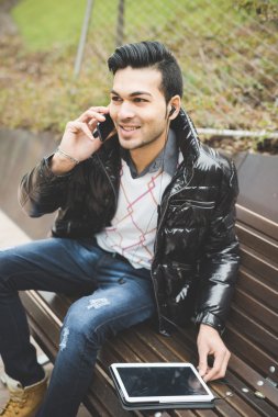 işadamı smartphone konuşurken bankta