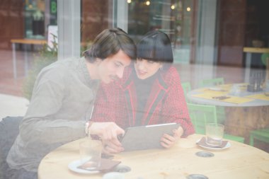 tablet kullanarak Bar iş arkadaşları üzerinde 