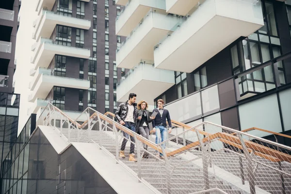 Multiracial affärsmän promenader — Stockfoto