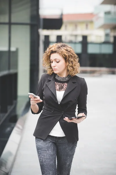 Usinesswoman wandelen door de stad — Stockfoto